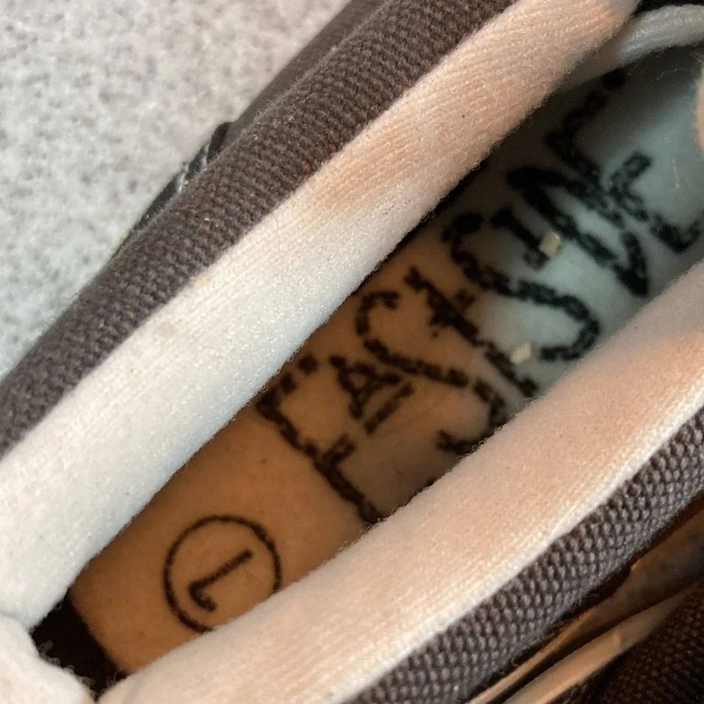 00’s Eastside gray and black‎ canvas tennis shoes size 7. NWT box 10
